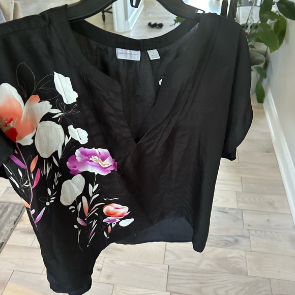 New York and Company short sleeve floral blouse. - Picture 2 of 10